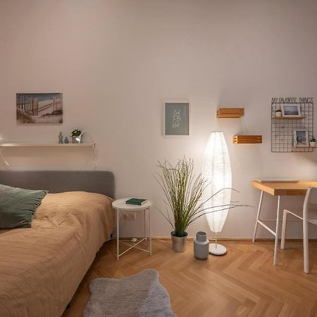 Cosy City Center Apartment Wina Bagian luar foto