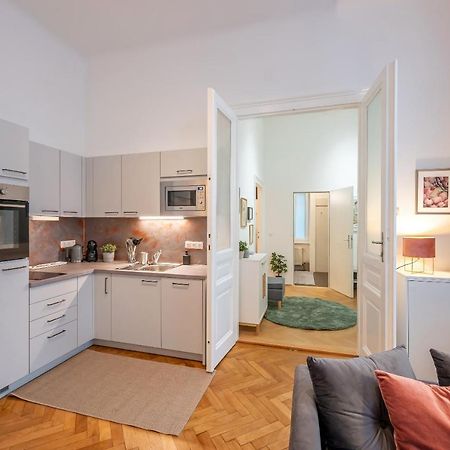 Cosy City Center Apartment Wina Bagian luar foto