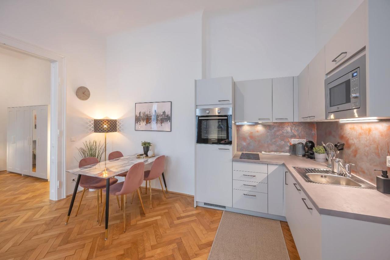 Cosy City Center Apartment Wina Bagian luar foto