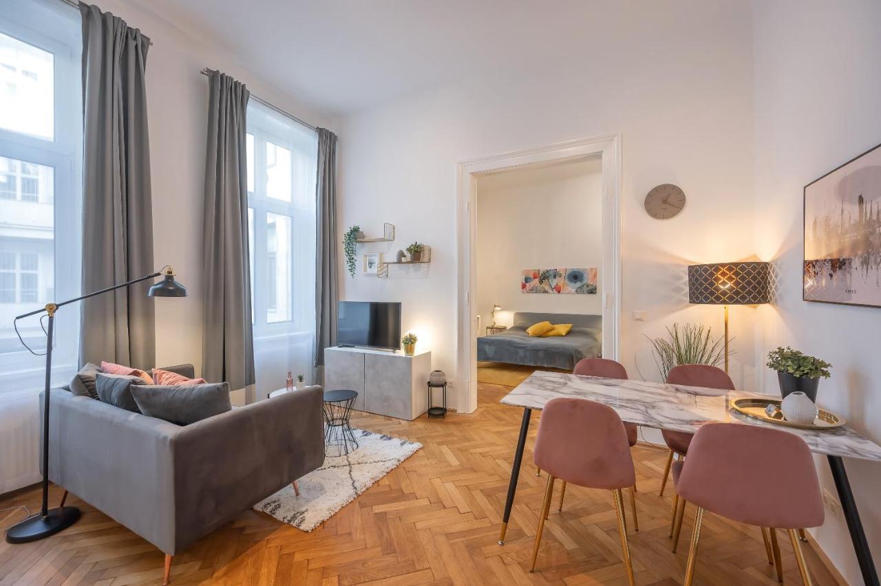 Cosy City Center Apartment Wina Bagian luar foto