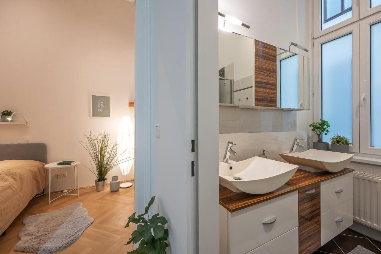 Cosy City Center Apartment Wina Bagian luar foto