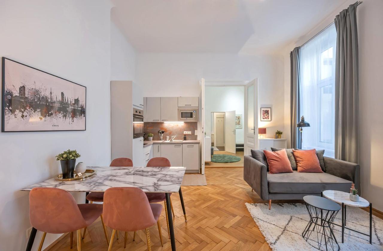 Cosy City Center Apartment Wina Bagian luar foto