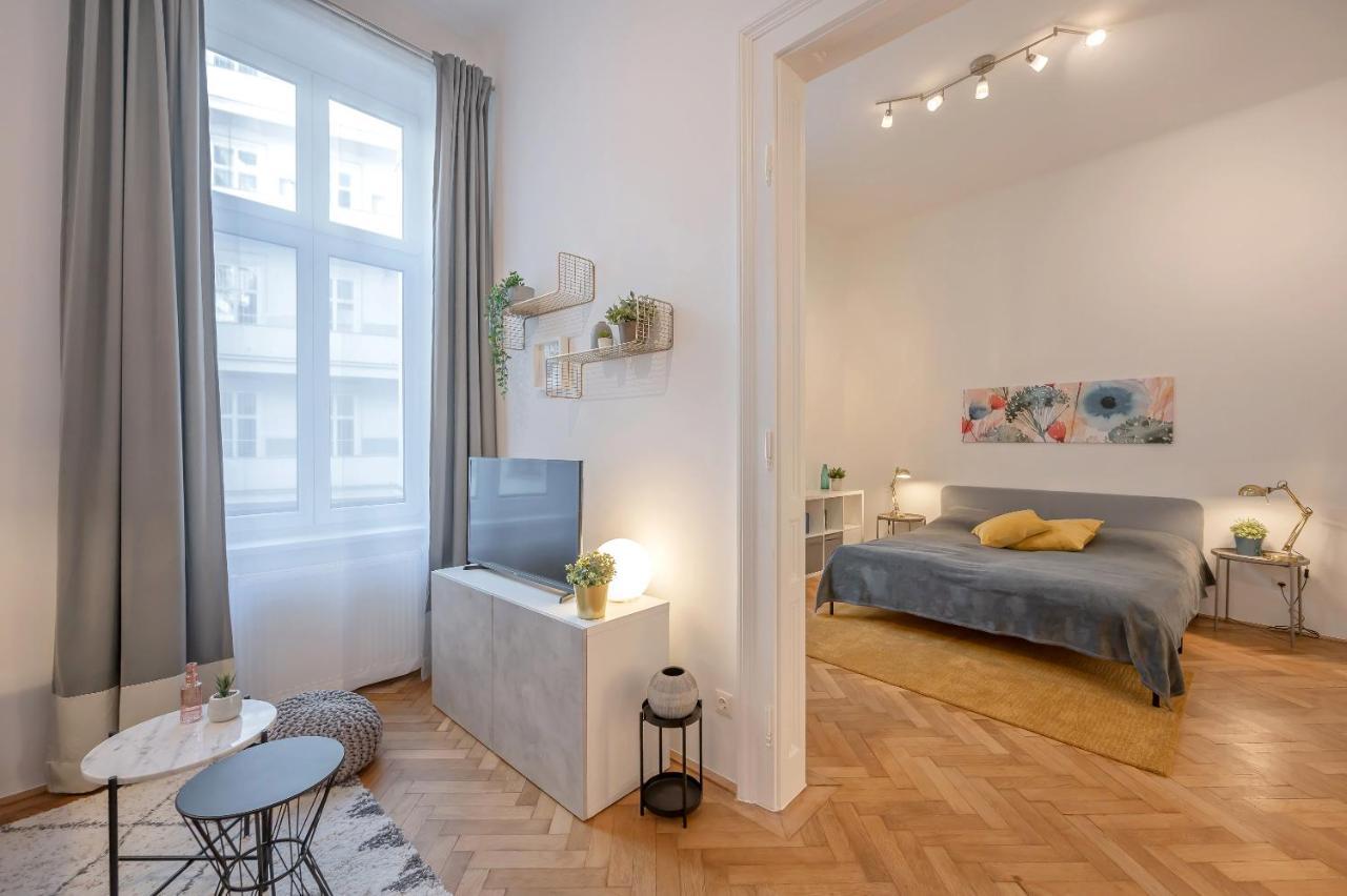 Cosy City Center Apartment Wina Bagian luar foto