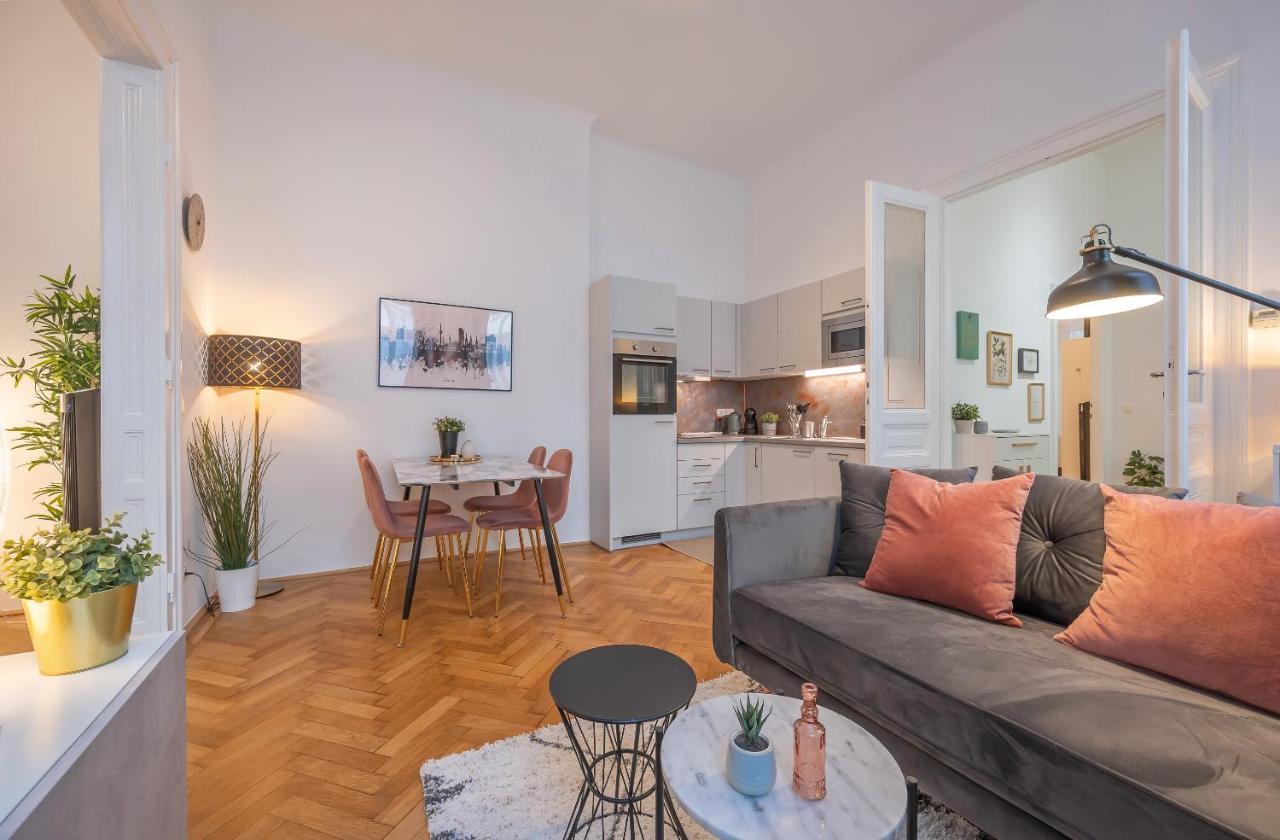 Cosy City Center Apartment Wina Bagian luar foto